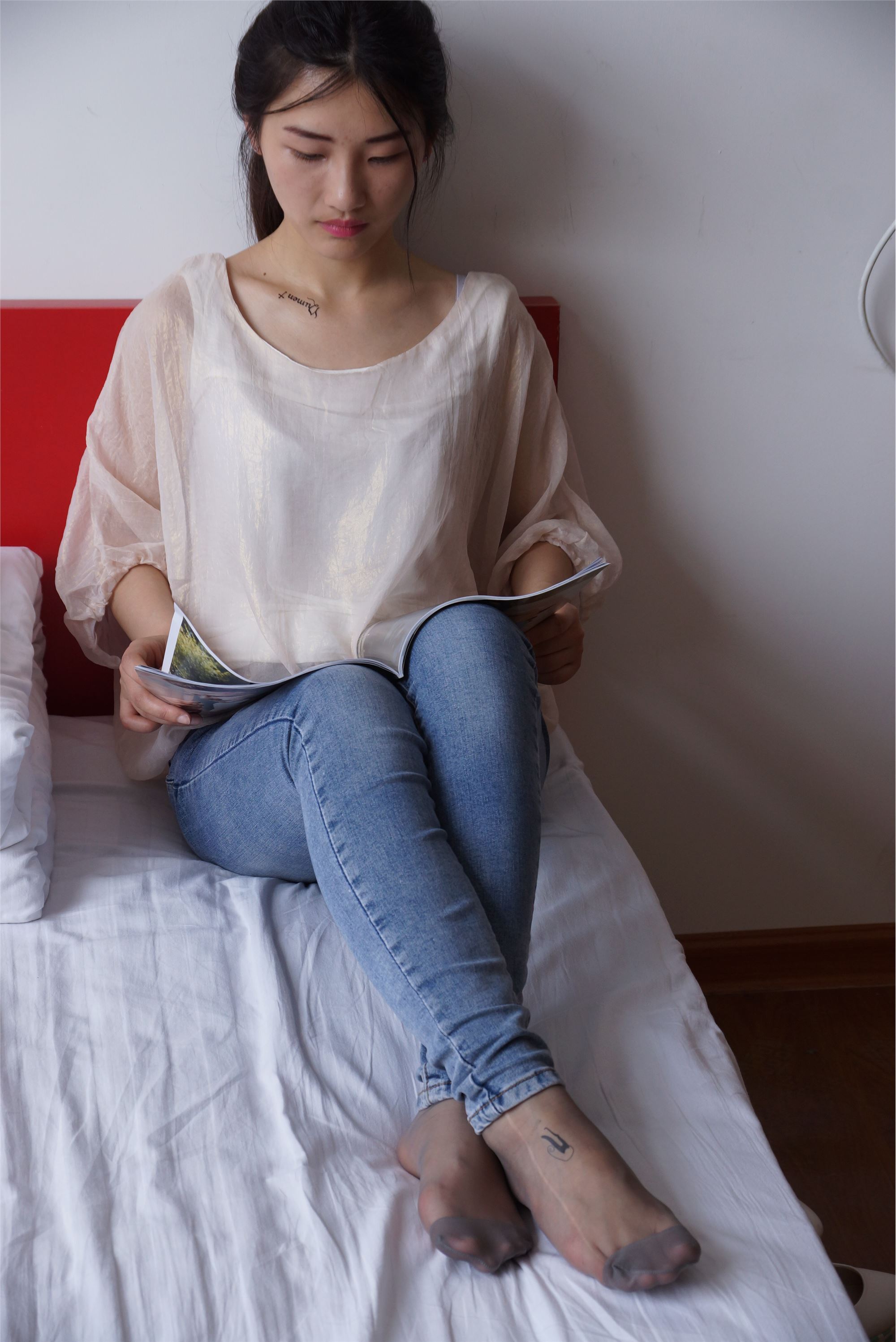 自由摄影 No.005 惬意的周末经典短灰丝陪你看看书